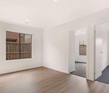 Immaculate and Near New Spacious Family Home in Prime Location - Photo 1