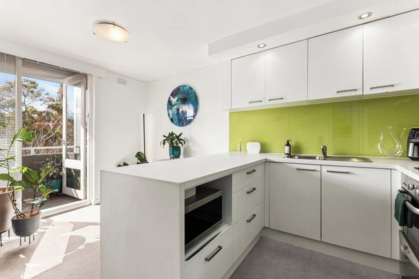 Stylish Top-Floor Apartment with Breathtaking City Views - Photo 1