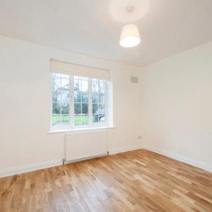 2 bedroom flat in Park Road - Photo 2