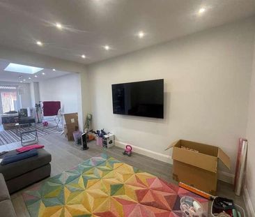 Hanson Gardens, Southall, UB1 - Photo 1