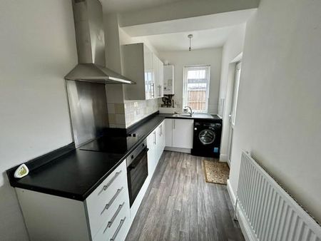 2 bedroom terraced house to rent - Photo 2