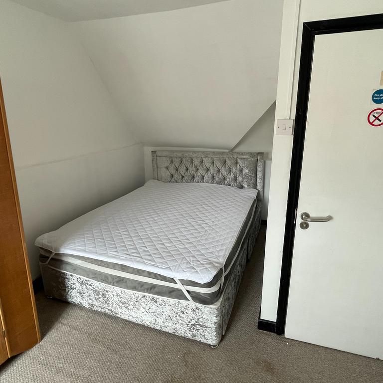 1 bedroom in a flat share to rent - Photo 1