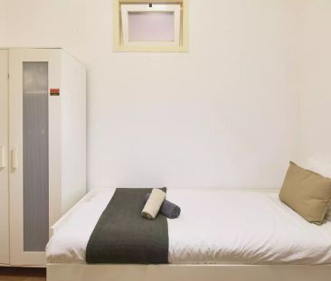 Room in a shared 7-bedroom apartment for rent in Lisbon. - Photo 2