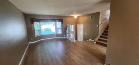 3 bedrooms plus den and two double garages - Photo 3