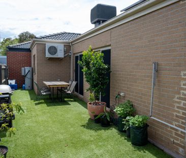 Modern Three Bedroom Townhouse in Altona North - Photo 2