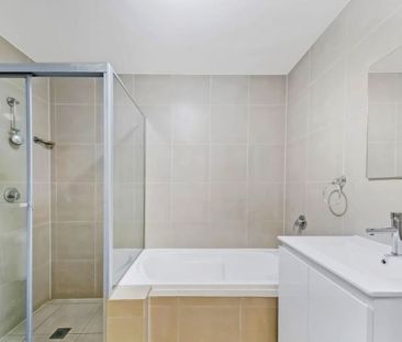 Sun-Filled Modern Two Bedroom Apartment 350 Meters From Train - Photo 6