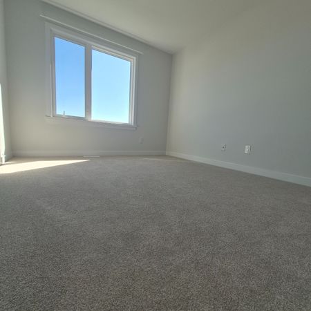 For Lease - 102 Ploughshare Road, Kanata, Ontario - Photo 2