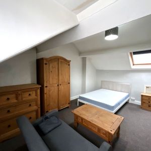 Attic Flat, St Vincent Ave, DN1 - Photo 2