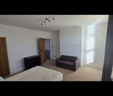 Room in a Shared House, Arthington View, LS10 - Photo 3