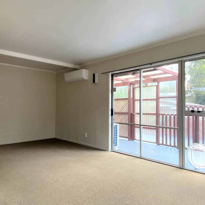 Bright & Sunny 3 Bedroom House in Titirangi - Photo 1