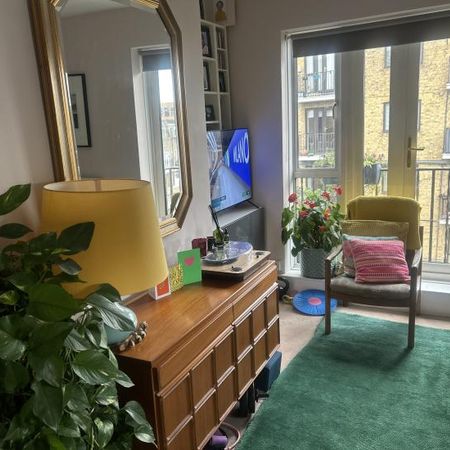 Beautifully bright double room to share with one other. Female only - Photo 4