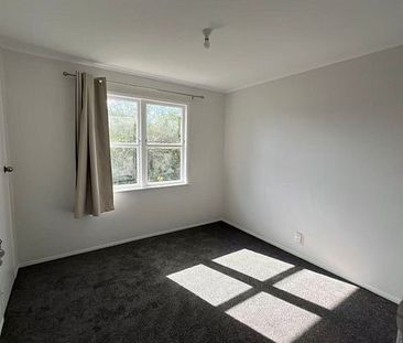 Fully Renovated: 3-Bed Home in Papakura - Photo 2