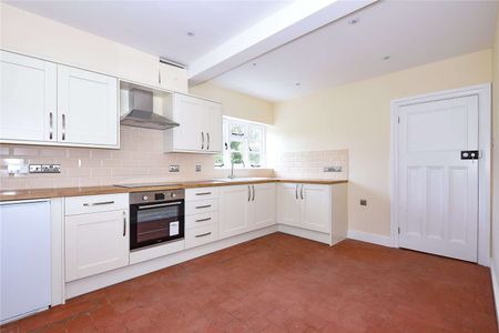 A beautifully presented family home situated within the popular location of Micheldever Station. - Photo 4