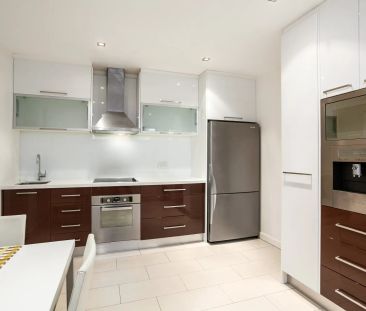 A sleek fusion of traditional and contemporary - Photo 5