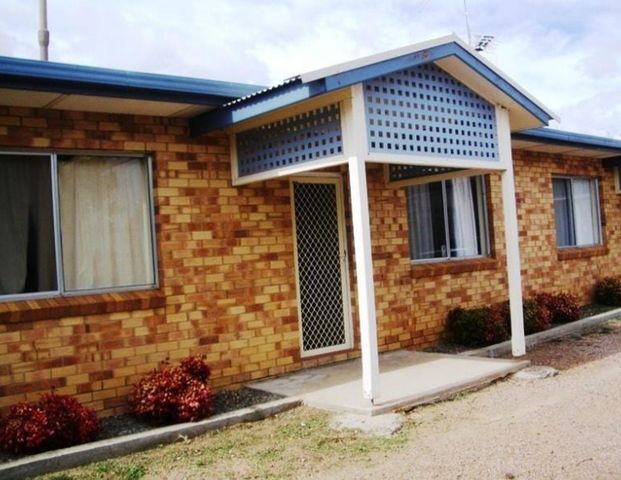 CHARMING 2 BEDROOM UNIT - FRESHLY PAINTED - Photo 1