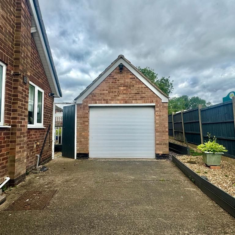 2 bedroom semi-detached bungalow to rent - Photo 1