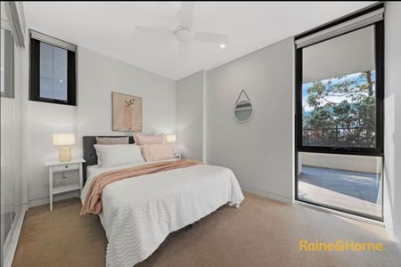 Prestigious Location Luxury Villa-like Garden Apartment - Photo 2