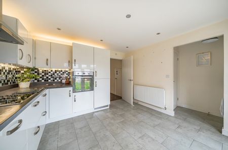 3 bedroom semi-detached house to rent - Photo 4