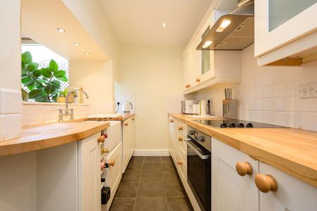 3 bedroom character property to rent - Photo 2