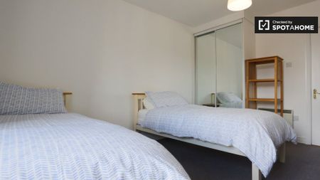 Room for rent in 3-bedroom apartment in North Inner City - Photo 3