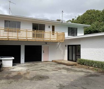 Luxuriously sized living - Photo 1