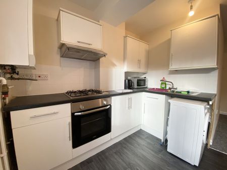 1 Bedroom Flat - Photo 2