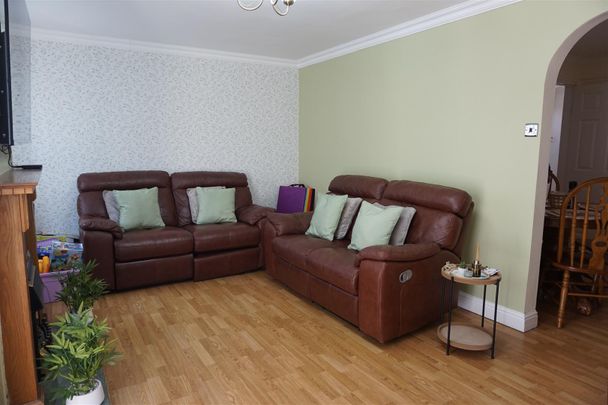 Longdon Close, Redditch - Photo 1