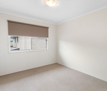 Charming Two-Storey Town House - Photo 2