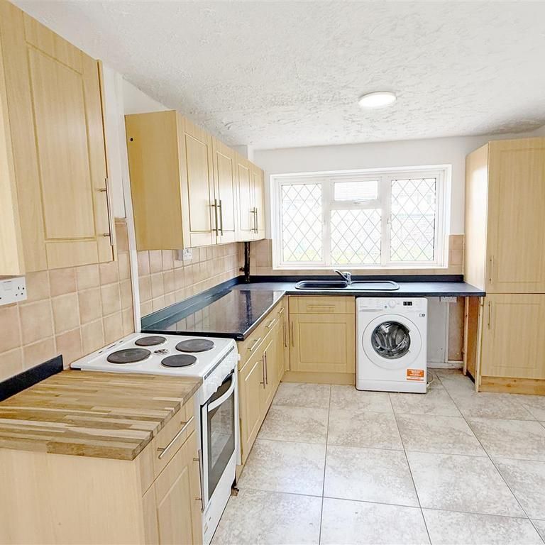 3 bedroom end of terrace house to rent - Photo 1