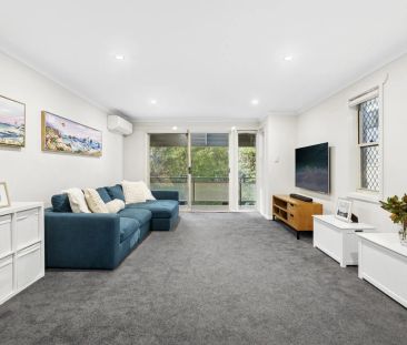 Bright & Private Townhouse Offering Exceptional Comfort – Flexible ... - Photo 1