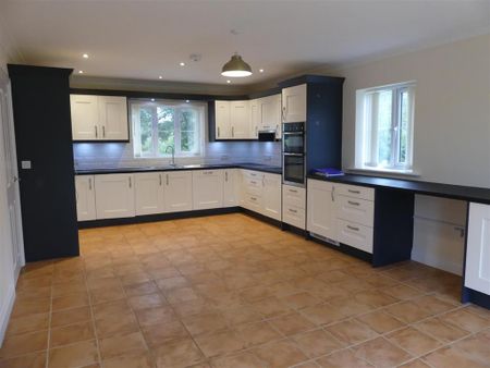 3 bedroom detached bungalow to rent - Photo 5