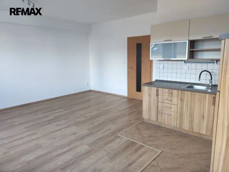Pronájem zrekonstruovaného prostorného bytu 1+kk + B v centru Pardubic - Photo 3