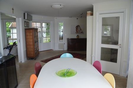 ÖVERVÅNING PÅ VILLA VID VATTNET I NÄSBY PARK UTHYRES - Foto 5