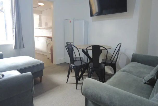 6 bedroom terraced house to rent - Photo 1