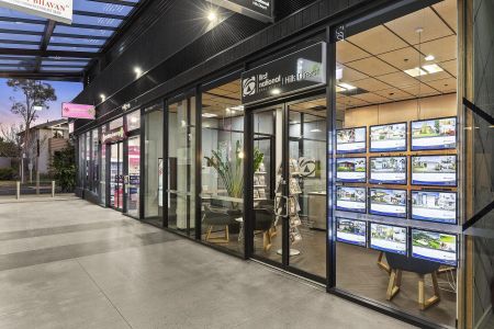 MODERN FAMILY HOME IN CONVENIENT LOCATION - Photo 4