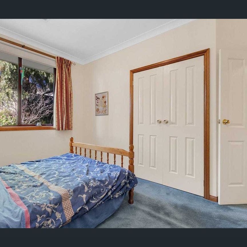 Modern Living in a Quiet Street Setting 🏡 - Photo 1