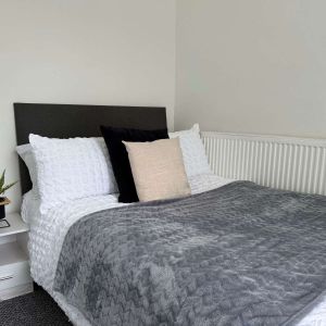 Newly Refurbished House - Great Location - Photo 3