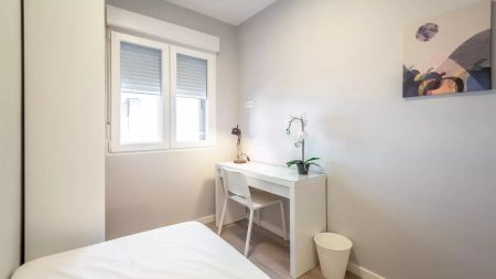 Room in a shared 14-bedroom apartment for rent in Numancia, professionals and students only. - Photo 2