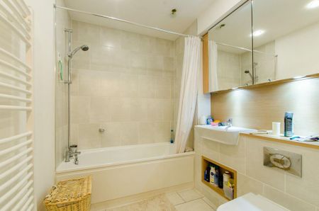 3 bedroom flat to rent - Photo 4