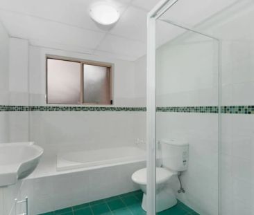 SPACIOUS OVERSIZE 3 BEDROOM APARTMENT WITH LOCK UP GARAGE - Photo 5