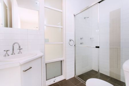 Modern 3 bedroom home, offering spacious and low maintenance living - Photo 5