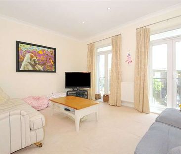 Four bedroom town house in a convenient location for the town centre. - Photo 3