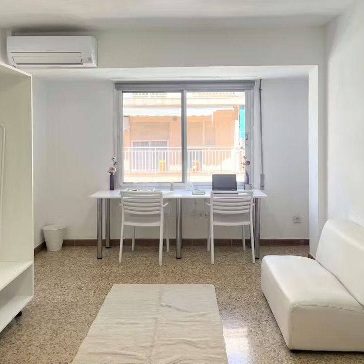 Carrer de Bernat i Baldoví, Burjassot, Valencian Community 46100 - Photo 1