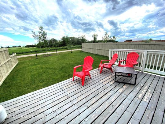 BEAUTIFUL 3 BED, 2.5 BATH, 2 STOREY DUPLEX, W/AN ATTACHED SNGL GARAGE IN THE COMMUNITY OF ORCHARDS - Photo 1