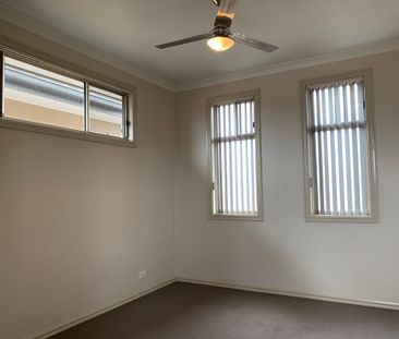 Spacious Townhouse! - Photo 1