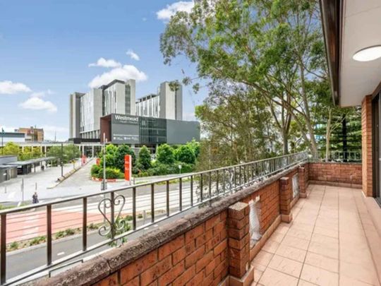 Two bedroom apartment in great location! - Photo 1