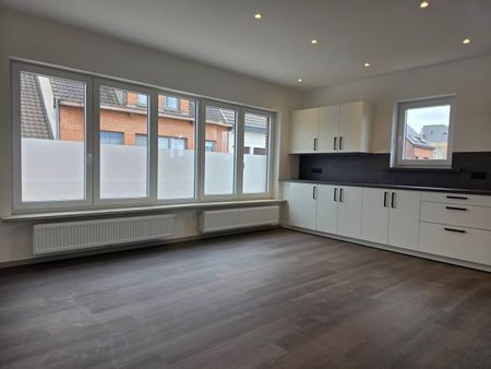 Gerenoveerde woning met drie slaapkamers en garage - Photo 3