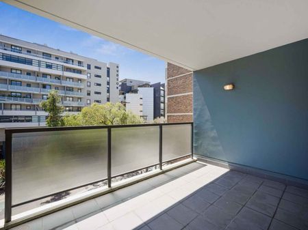 MODERN & SPACIOUS - Photo 2