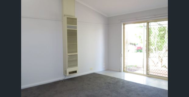 CENTRAL 2 BEDROOM UNIT! CLOSE TO TOWN! - Photo 1