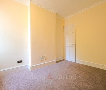 2 bedroom end of terrace house to rent - Photo 2